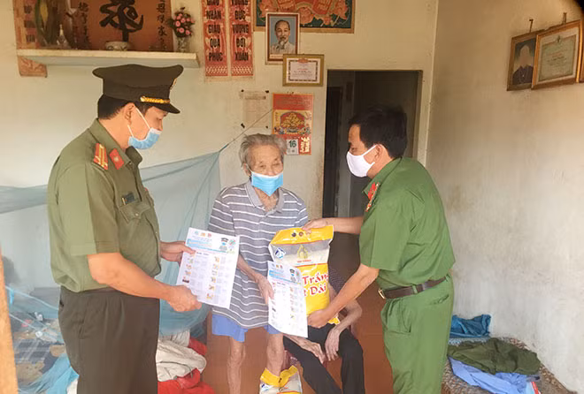 Thượng tá Nguyễn Mậu Truyền (bên phải) – Trưởng Công an huyện Cư Jút thăm hỏi, động viên và tặng quà một hộ gia đình ở xã Nam Dong, huyện Cư Jút.