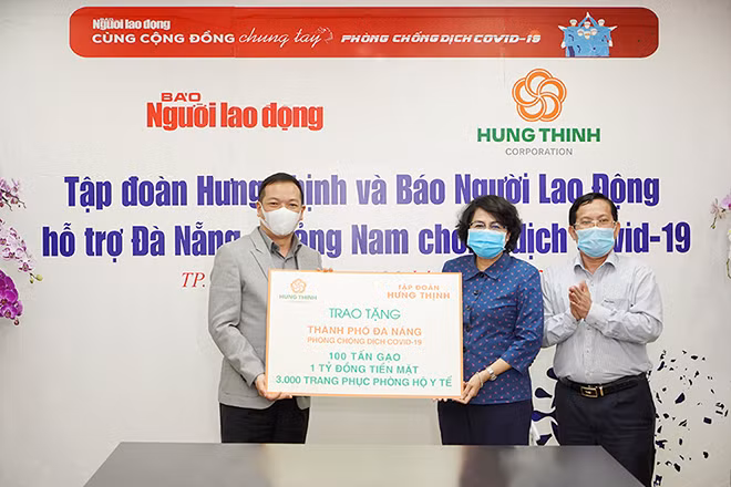 Thông qua báo Người Lao động, ông Phạm Thanh Hùng - Phó Chủ tịch HĐQT kiêm Phó Tổng Giám đốc Tập đoàn Hưng Thịnh (bên trái) trao bảng tượng trưng cho bà Tô Thị Bích Châu - Chủ tịch Ủy ban MTTQ Việt Nam TP.HCM (thứ hai từ phải sang) nhằm hỗ trợ TP.Đà Nẵng phòng chống dịch COVID-19.
