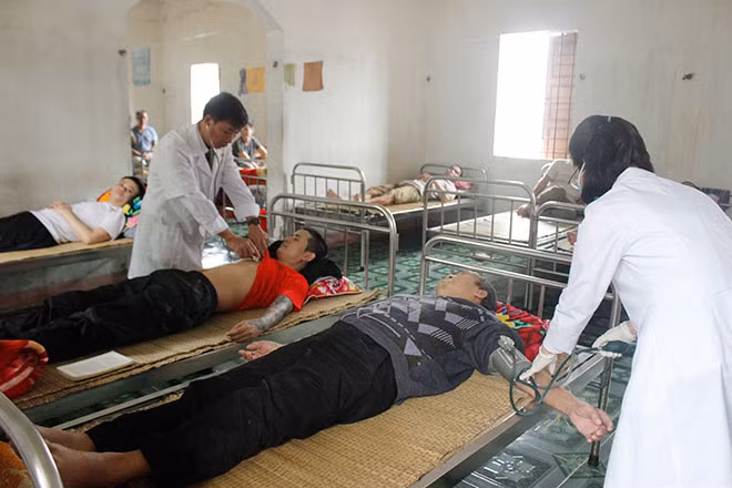 Bác sĩ Trại tạm giam Công an tỉnh Nghệ An thăm, khám cho các bệnh nhân tại Bệnh xá. Bác sĩ Trại tạm giam Công an tỉnh Nghệ An thăm, khám cho các bệnh nhân tại Bệnh xá.
