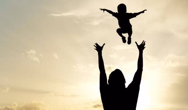 Các bậc phụ huynh ném con qua cổng trường là một hành động vô trách nhiệm và không tốt cho trẻ nhỏ.