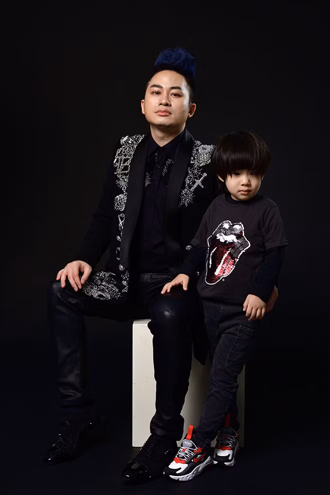 Tùng Dương và con trai.