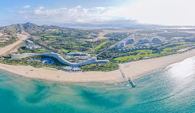 “Khách sạn quy mô bậc nhất Việt Nam” FLC Grand Hotel Quy Nhon sẽ đi vào hoạt động cuối tháng 11 này. “Khách sạn quy mô bậc nhất Việt Nam” FLC Grand Hotel Quy Nhon sẽ đi vào hoạt động cuối tháng 11 này.