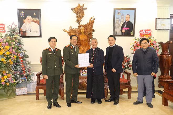 Thiếu tướng Võ Trọng Hải, Giám đốc Công an tỉnh Nghệ An chúc mừng Tòa Giám mục Giáo phận Vinh nhân dịp Lễ Giáng Sinh.