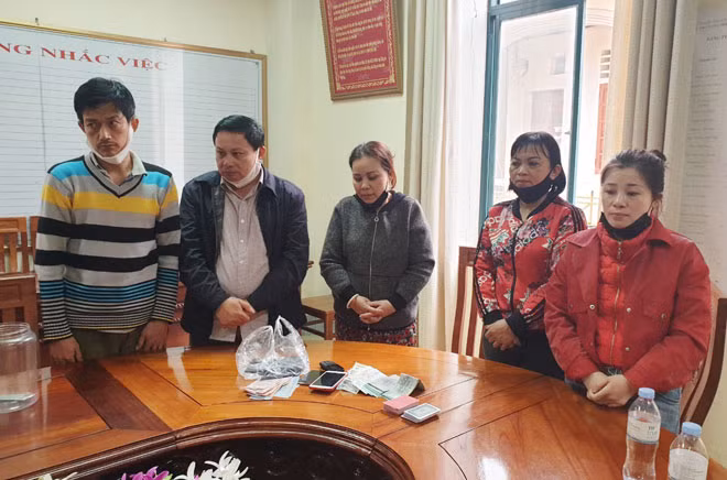 Các đối tượng và tang vật tại cơ quan Công an