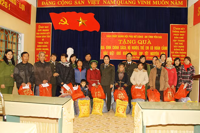 Hội phụ nữ Công an tỉnh tặng quà cho các gia đình chính sách, hộ nghèo, trẻ em có hoàn cảnh đặc biệt khó khăn tại xã Yên Thành, huyện Yên Bình.