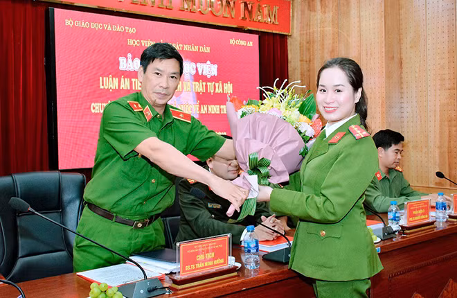 Học viên tặng hoa tri ân thầy giáo Trần Minh Hưởng.
