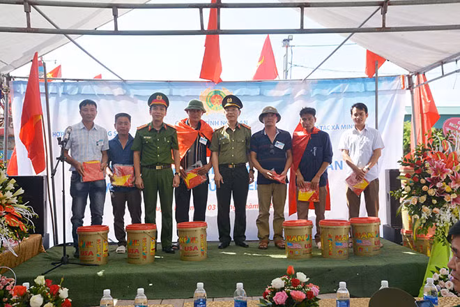 Lãnh đạo Phòng An ninh kinh tế trao tặng cờ, thùng dầu cho các ngư dân