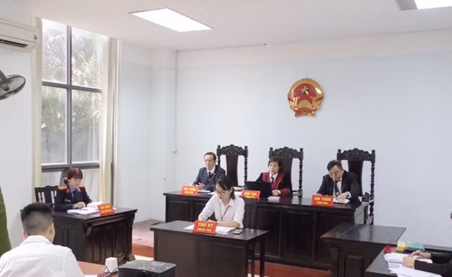 HĐXX phiên toà xét xử vụ kiện hành chính.