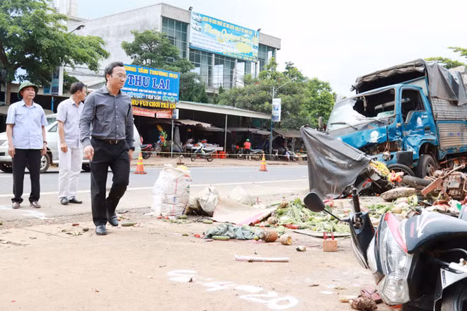 Phó Chủ tịch Ủy ban ATGT Quốc gia Khuất Việt Hùng kiểm tra hiện trường vụ tai nạn thảm khốc ở xã Đắk Rla, huyện Đắk (tỉnh Đắk Nông). Phó Chủ tịch Ủy ban ATGT Quốc gia Khuất Việt Hùng kiểm tra hiện trường vụ tai nạn thảm khốc ở xã Đắk Rla, huyện Đắk (tỉnh Đắk Nông).