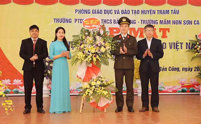 Đồng chí Thượng tá Đinh Xuân Thiệp - Phó Giám đốc Công an tỉnh tặng hoa chúc mừng tập thể cán bộ, giáo viên của Trường PTDTBT TH&THCS Bản Công và Trường Mầm non Sơn Ca huyện Trạm Tấu. Đồng chí Thượng tá Đinh Xuân Thiệp - Phó Giám đốc Công an tỉnh tặng hoa chúc mừng tập thể cán bộ, giáo viên của Trường PTDTBT TH&THCS Bản Công và Trường Mầm non Sơn Ca huyện Trạm Tấu.