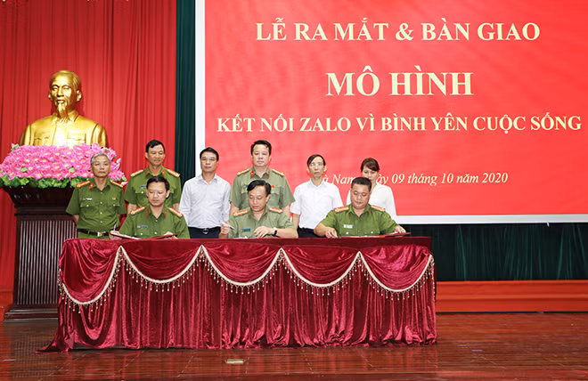 Lãnh đạo Công an tỉnh Hà Nam, đại diện Đảng ủy, UBND phường Trần Hưng Đạo chứng kiến lễ bàn giao, tiếp nhận mô hình.