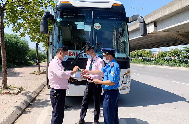 Đội Thanh tra GTVT đường bộ tăng cường kiểm tra xe khách, phục vụ nhu cầu đi lại của người dân dịp nghỉ lễ 2/9.