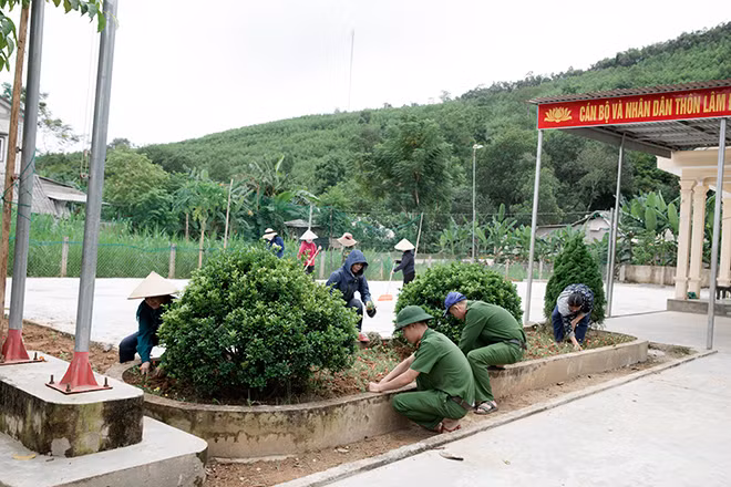 Trồng mới cây tại nhà văn hóa thôn Lâm Đồng.