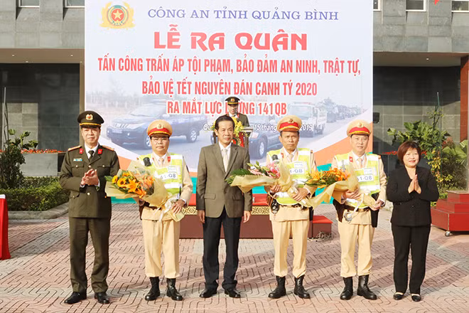 Lãnh đạo tỉnh Quảng Bình tặng hoa chúc mừng lực lượng CSGT Công an Quảng Bình thành lập lực lượng 141QB.