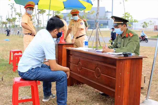 Tiến hành khai báo y tế.