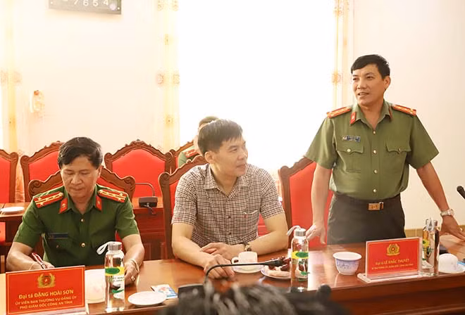 Đại tá Lê Khắc Thuyết, Giám đốc Công an tỉnh báo cáo với thứ trưởng và đoàn công tác tình hình kết quả làm việc của Công an Hà Tĩnh trong thời gian qua.