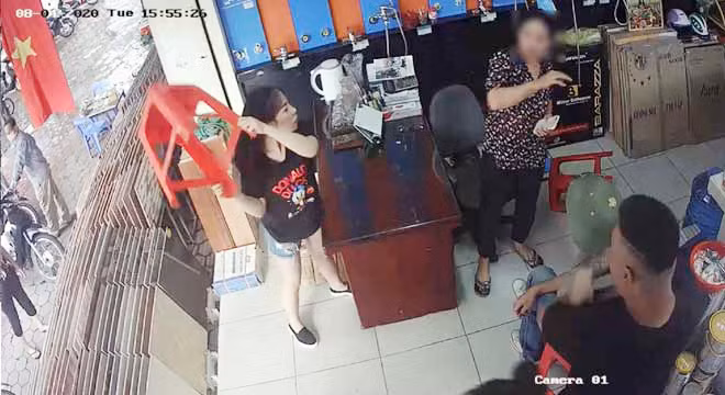 Đối tượng Cao Thị Nhàn dùng ghế hành hung con nợ. Đối tượng Cao Thị Nhàn dùng ghế hành hung con nợ.