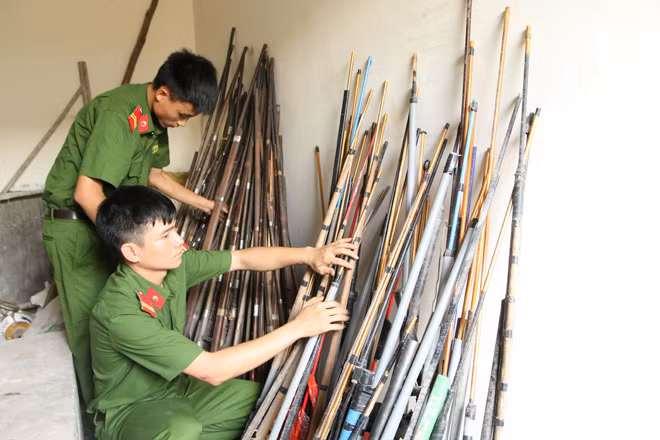 Công an xã Nậm Pì (huyện Nậm Nhùn, Lai châu) kiểm đếm số lượng súng tự chế và các vật liệu nổ do người dân tự nguyện giao nộp.