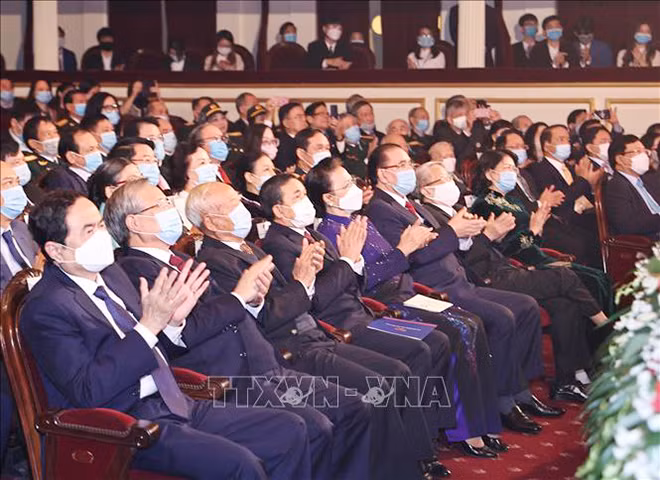 Chủ tịch Quốc hội Nguyễn Thị Kim Ngân cùng các đồng chí lãnh đạo, nguyên lãnh đạo Đảng và Nhà nước dự Lễ kỷ niệm. Ảnh: TTXVN Chủ tịch Quốc hội Nguyễn Thị Kim Ngân cùng các đồng chí lãnh đạo, nguyên lãnh đạo Đảng và Nhà nước dự Lễ kỷ niệm. Ảnh: TTXVN