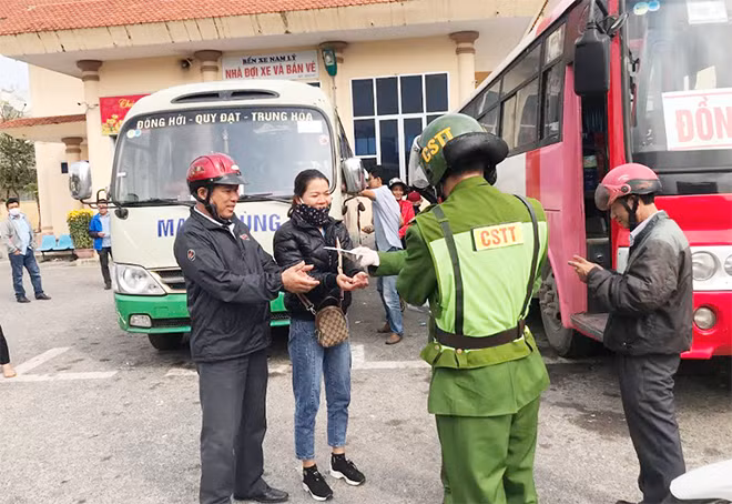 Cán bộ, chiến sỹ Phòng Cảnh sát quản lý hành chính về trật tự xã hội phát khẩu trang miễn phí cho người dân tại các bến xe, ga tàu vào các ca tuần tra, kiểm soát.