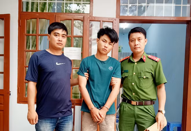 Đối tượng Hùng (ở giữa) bị Công an huyện Cư Jút bắt giữ.