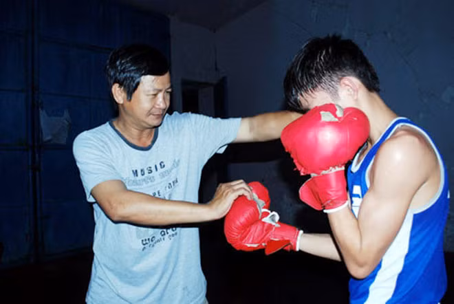 HLV Hiếu Hiền hướng dẫn học trò.