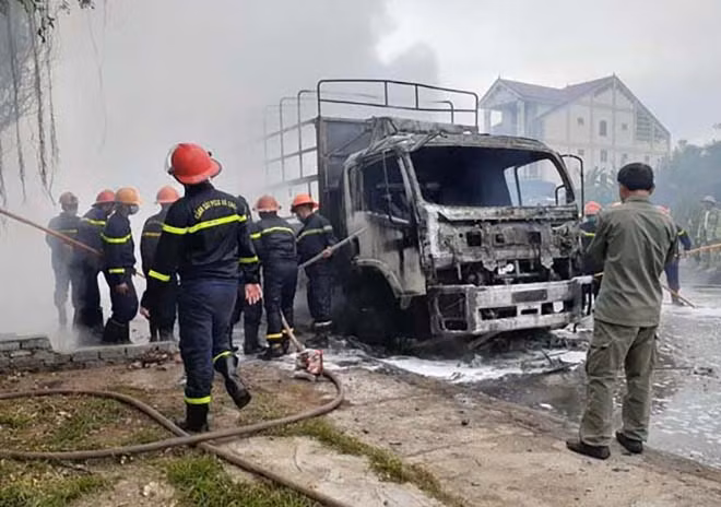 Chiếc xe được dập tắt.