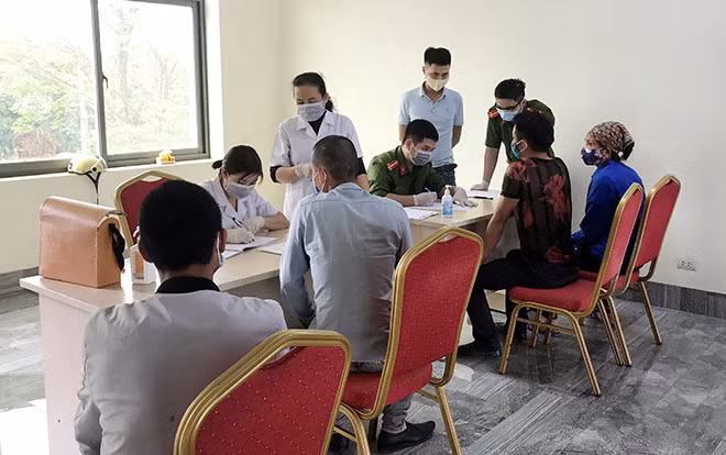 Lực lượng chức năng tiến hành kiểm tra, đo thân nhiệt các hành khách. Lực lượng chức năng tiến hành kiểm tra, đo thân nhiệt các hành khách.