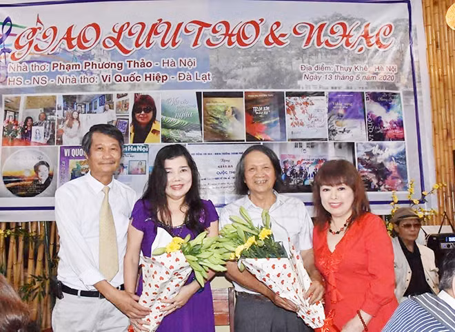Họa sỹ Vi Quốc Hiệp trong ngày ra mắt sách tại Hà Nội. Họa sỹ Vi Quốc Hiệp trong ngày ra mắt sách tại Hà Nội.