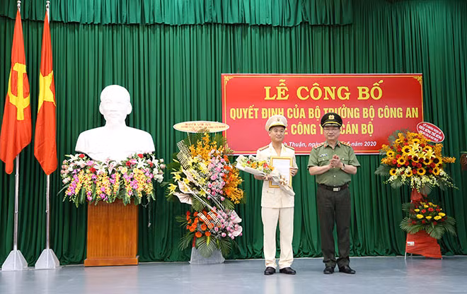 Đồng chí Thượng tướng Nguyễn Văn Thành tặng hoa chúc mừng tân Giám đốc. Đồng chí Thượng tướng Nguyễn Văn Thành tặng hoa chúc mừng tân Giám đốc.