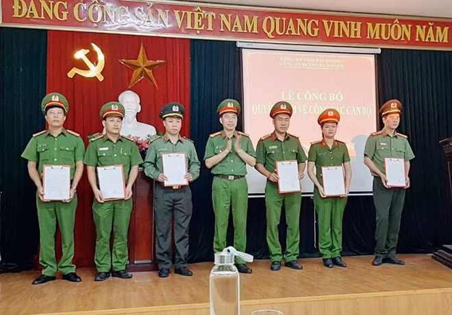 Công an các huyện Cẩm Giàng (ảnh 1), Gia Lộc (ảnh 2), Nam Sách (ảnh 3) công bố quyết định điều động cán bộ đảm nhiệm các chức danh Công an xã.