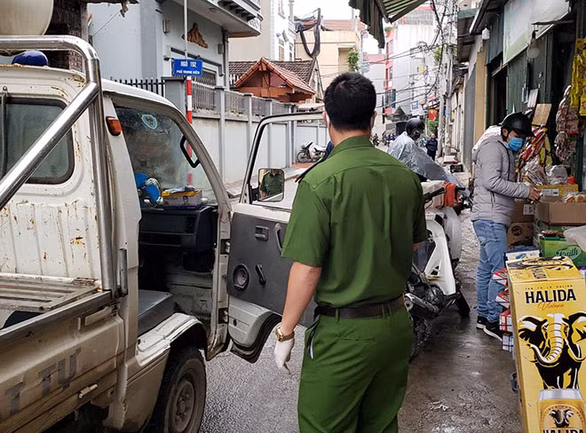 Tổ công tác các phường đi vào từng ngõ để vận động nhân dân thực hiện nghiêm việc hạn chế ra đường và phải đeo khẩu trang.