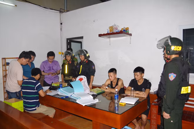 Khám xét, bắt giữ các đối tượng tại nhà Dương Văn Ngọc.