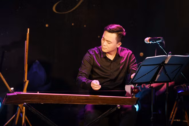 Nhạc sĩ, NSƯT Nguyễn Quang Hưng say sưa biểu diễn trong đêm nhạc “Khúc ru thời gian”. Nhạc sĩ, NSƯT Nguyễn Quang Hưng say sưa biểu diễn trong đêm nhạc “Khúc ru thời gian”.