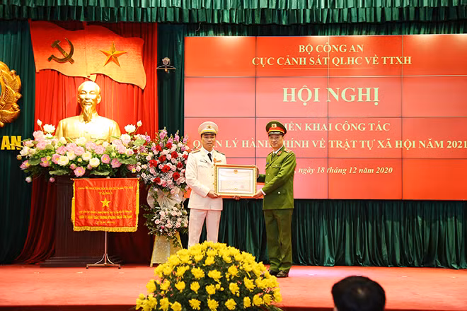 Thừa ủy quyền của Chủ tịch nước, Thứ trưởng Nguyễn Duy Ngọc trao Huân chương chiến công hạng Ba tặng Thượng tá Tô Anh Dũng.