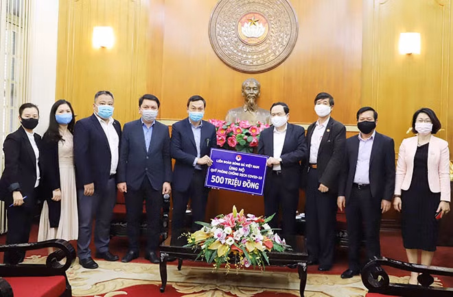 Đồng chí Trần Thanh Mẫn tiếp nhận ủng hộ từ Liên đoàn bóng đá Việt Nam.
