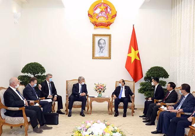 Thủ tướng Nguyễn Xuân Phúc tiếp Đại sứ Liên bang Nga tại Việt Nam, ông Konstantin Vnukov và Chủ tịch Tập đoàn Khí đốt Novatek, ông Leonid Mikhelson. Ảnh: TTXVN Thủ tướng Nguyễn Xuân Phúc tiếp Đại sứ Liên bang Nga tại Việt Nam, ông Konstantin Vnukov và Chủ tịch Tập đoàn Khí đốt Novatek, ông Leonid Mikhelson. Ảnh: TTXVN