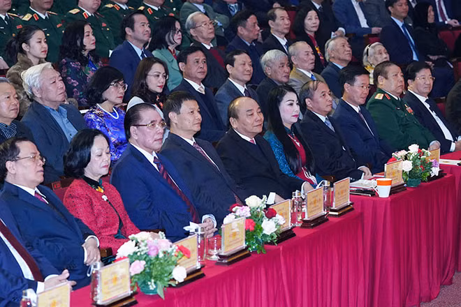 Thủ tướng Nguyễn Xuân Phúc cùng các đồng chí lãnh đạo, nguyên lãnh đạo Đảng, Nhà nước và các đại biểu dự buổi lễ. Ảnh: VGP/Quang Hiếu