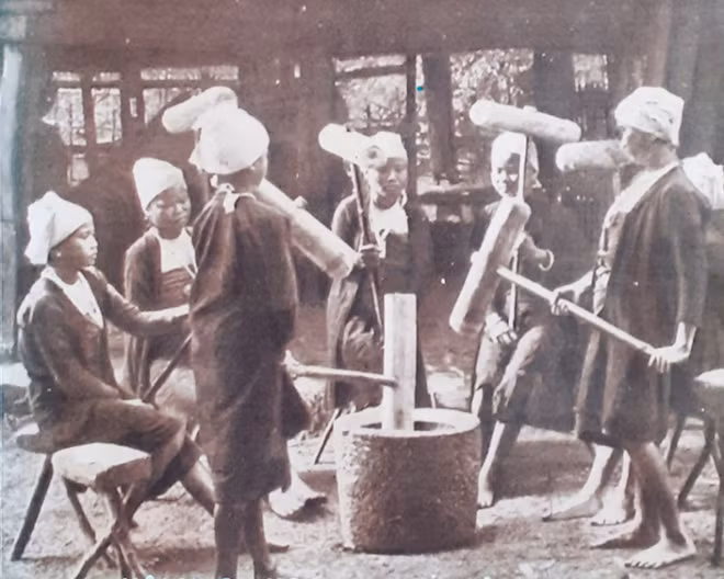 Những phụ nữ người Mường giã gạo.
