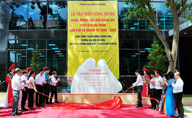 Một công trình được gắn biển chào mừng Đại hội.