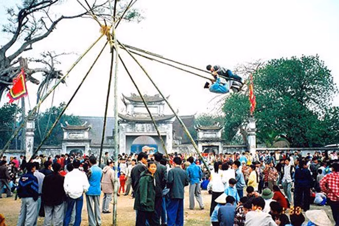 Chơi đu ngày Tết.