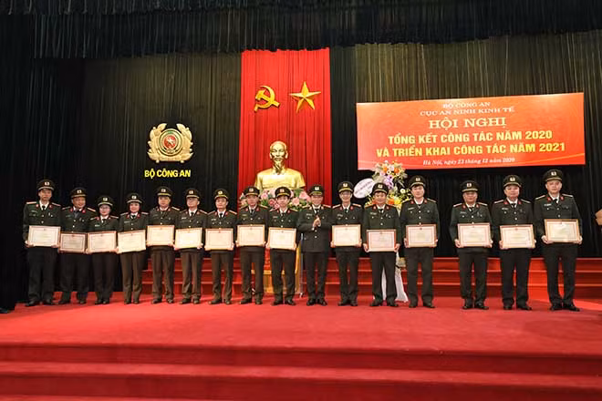 Thứ trưởng Lương Tam Quang trao Bằng khen của Bộ Công an tặng các tập thể và cá nhân..