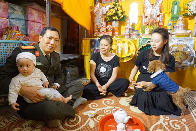 Đại tá Lê Văn Tuyến đến thăm gia đình liệt sỹ hy sinh ở xã Đồng Tâm.