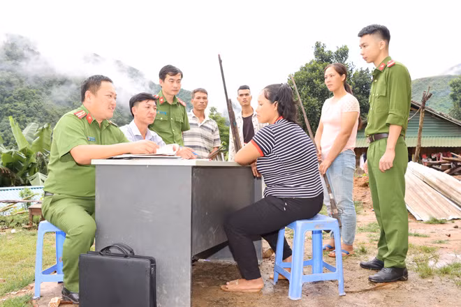 Người dân tự nguyện giao nộp súng tự chế cho Công an xã Pa Vệ Sủ (huyện Mường Tè).