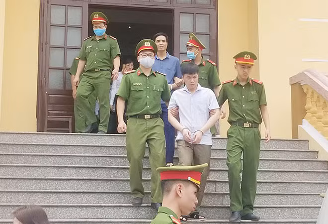 Bị cáo Đỗ Mạnh Tuấn (hàng đầu).