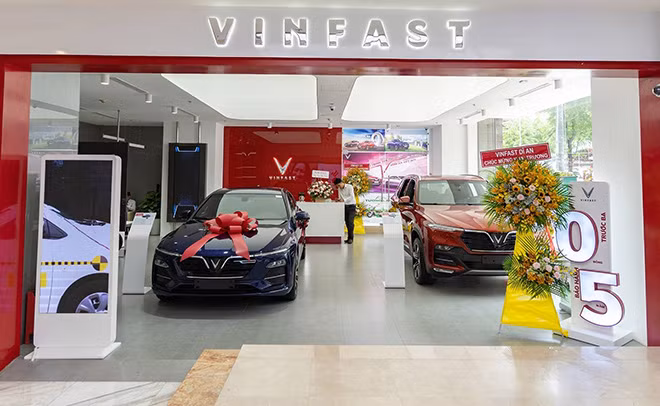 Tất cả showroom mới khai trương của VinFast đều được thiết kế theo bộ nhận diện hoàn toàn mới, tập trung hơn vào trải nghiệm khách hàng.