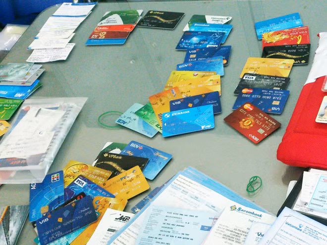 Rất nhiều thẻ ATM được dùng để rút tiền lừa đảo đã bị cơ quan CSĐT Công an TP Hồ Chí Minh bắt giữ.