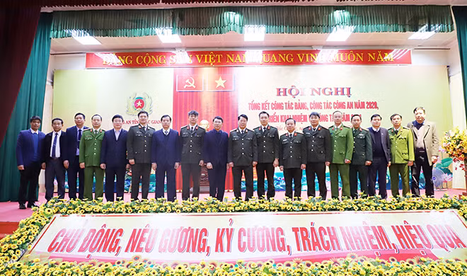 Lãnh đạo Bộ Công an, Tỉnh ủy UBND tỉnh cùng các đại biểu chụp ảnh lưu niệm.
