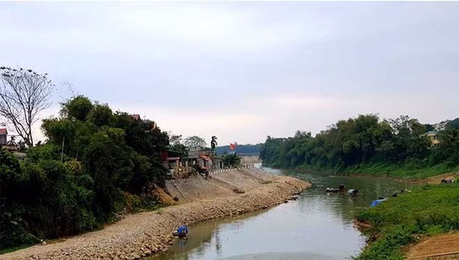 Một khúc sông Bùi chảy qua núi Rùa, trước khi hòa vào dòng sông Tích, từ đó sông có tên gọi là sông Đáy. Một khúc sông Bùi chảy qua núi Rùa, trước khi hòa vào dòng sông Tích, từ đó sông có tên gọi là sông Đáy.