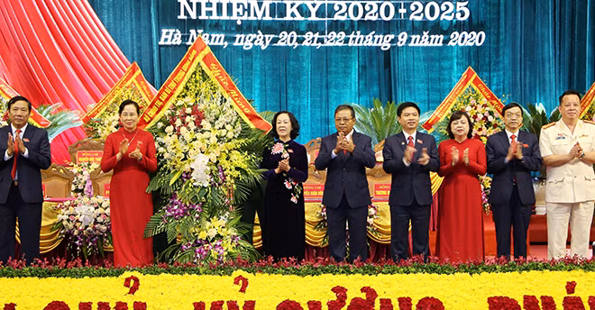 Đồng chí Trương Thị Mai, Ủy viên Bộ Chính trị, Bí thư Trung ương Đảng, Trưởng ban Dân vận Trung ương tặng hoa chúc mừng Đại hội.